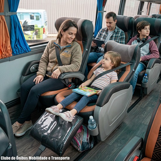Família viajando lado a lado no ônibus
